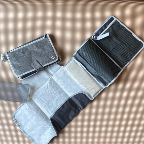 Munchkin designer diaper change kit. Set of 2 - Picture 9 of 11